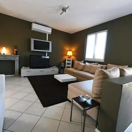 House Isabel Apartment *